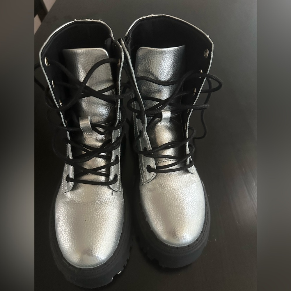 Zara kids  boots gently worn ,Amazing shape .